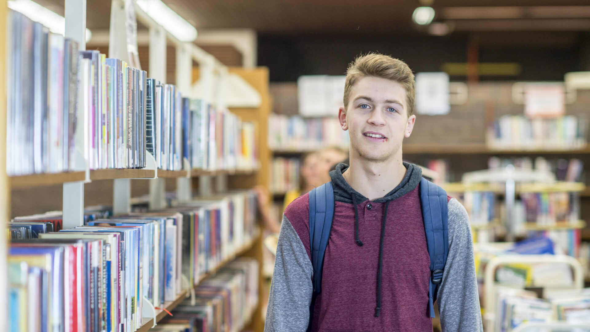 Collégien dans une bibliothèque