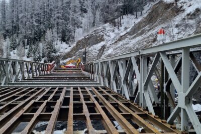 Risoul, RD 186 - travaux de rétablissement de la circulation à la suite du glissement de terrain de début décembre 2023 et installation d'un pont provisoire. - Agrandir l'image 1 sur 3, fenêtre modale