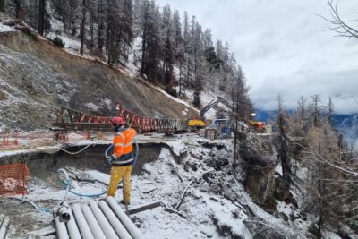 Risoul, RD 186 - travaux de rétablissement de la circulation à la suite du glissement de terrain de début décembre 2023 et installation d'un pont provisoire. - Agrandir l'image 2 sur 3, fenêtre modale