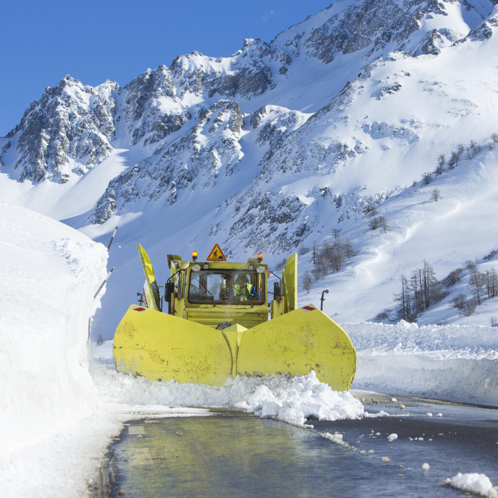 Chasse-neige en intervention sur une route départementale