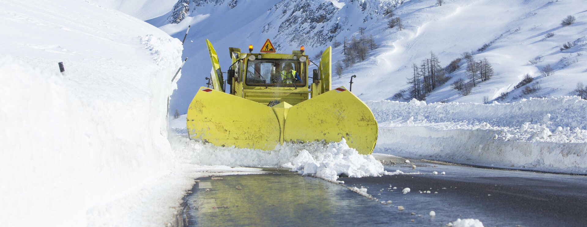 Chasse-neige en intervention sur une route départementale