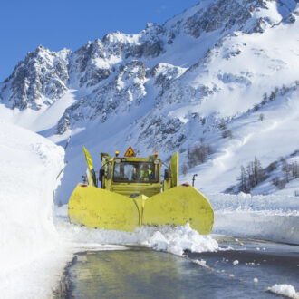 Chasse-neige en intervention sur une route départementale