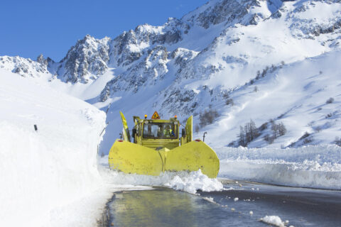 Chasse-neige en intervention sur une route départementale