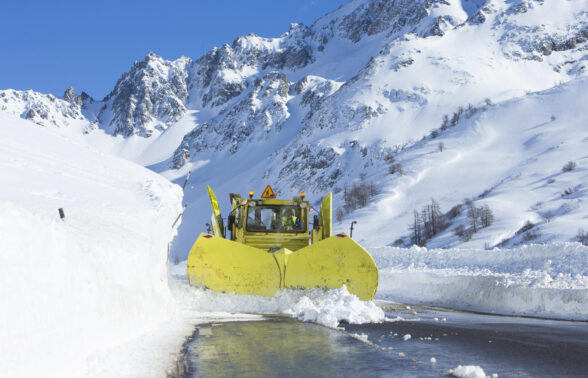 Chasse-neige en intervention sur une route départementale