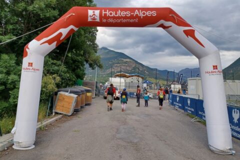 Arche publicitaire aux couleurs du Département des Hautes-Alpes