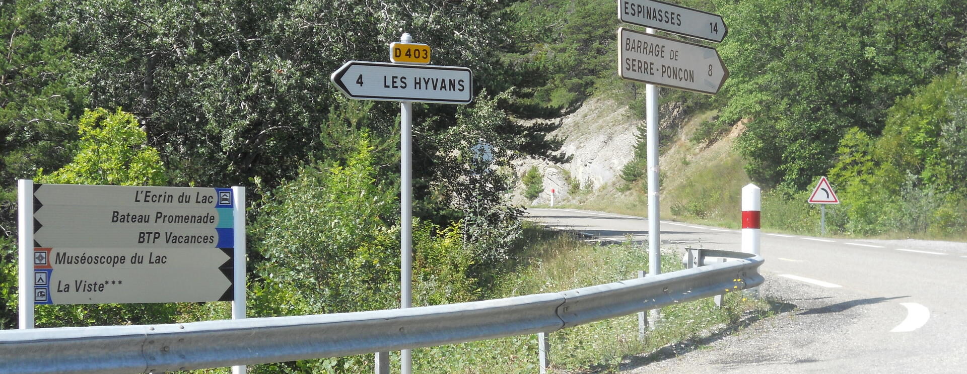 Panneaux de signalétique le long d'une route départementale