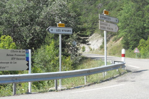 Panneaux de signalétique le long d'une route départementale