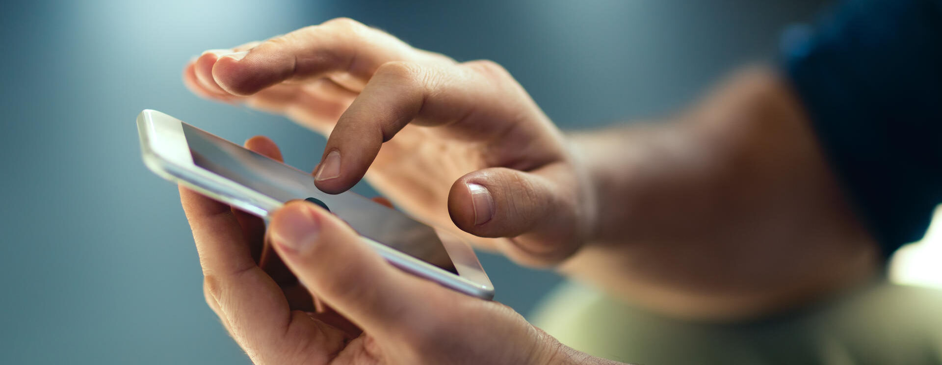 Gros plan sur un téléphone portable en cours d'utilisation