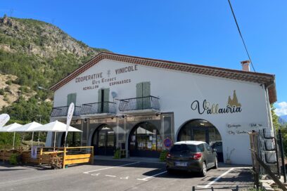 Devanture de l'ancienne coopérative vinicole de Théus - Agrandir l'image, fenêtre modale