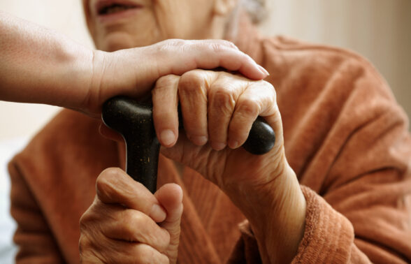 Main posée sur celle d'une personne âgée