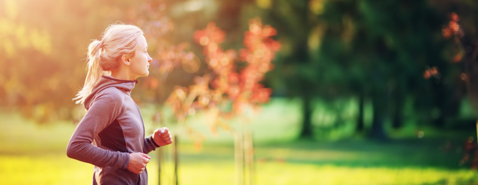 Femme pratiquant son jogging dans un parc