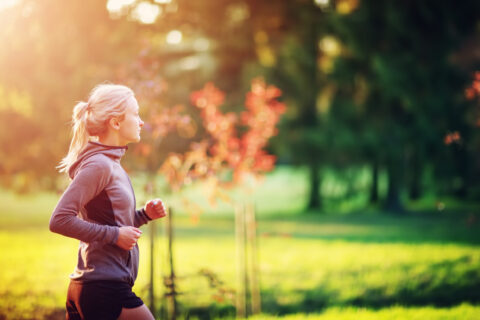 Femme pratiquant son jogging dans un parc