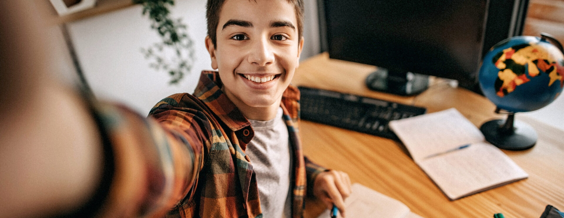 Jeune homme travaillant à son bureau