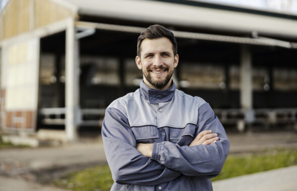 Un agriculteur souriant dans son exploitation