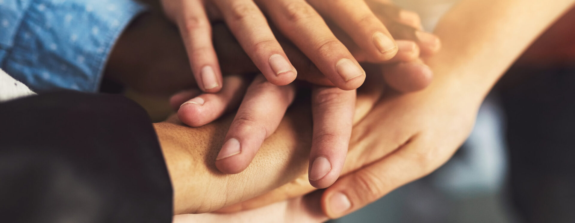 Mains posées les unes sur les autres