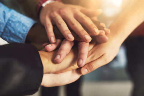 Mains posées les unes sur les autres