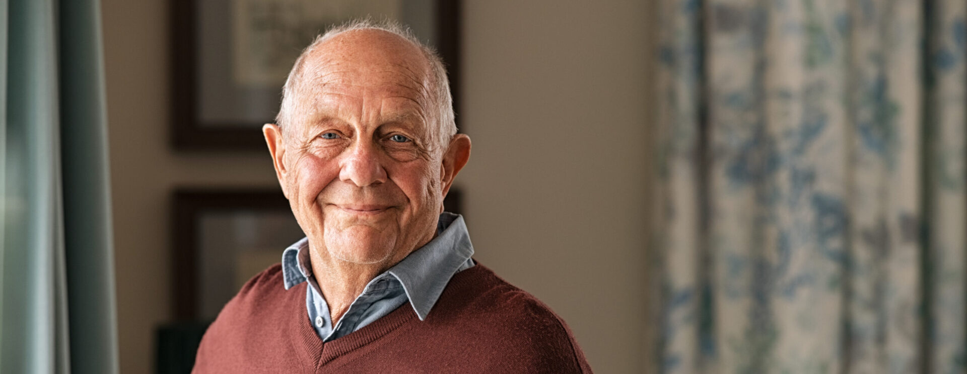 Portrait d'un monsieur âgé souriant