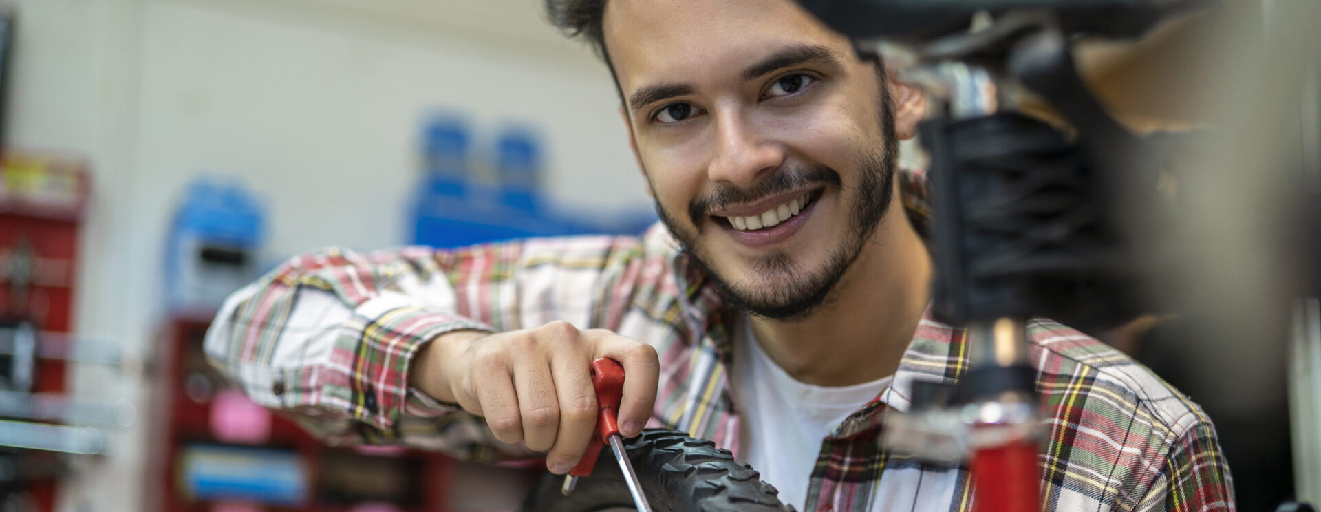 Jeune homme réparant un vélo