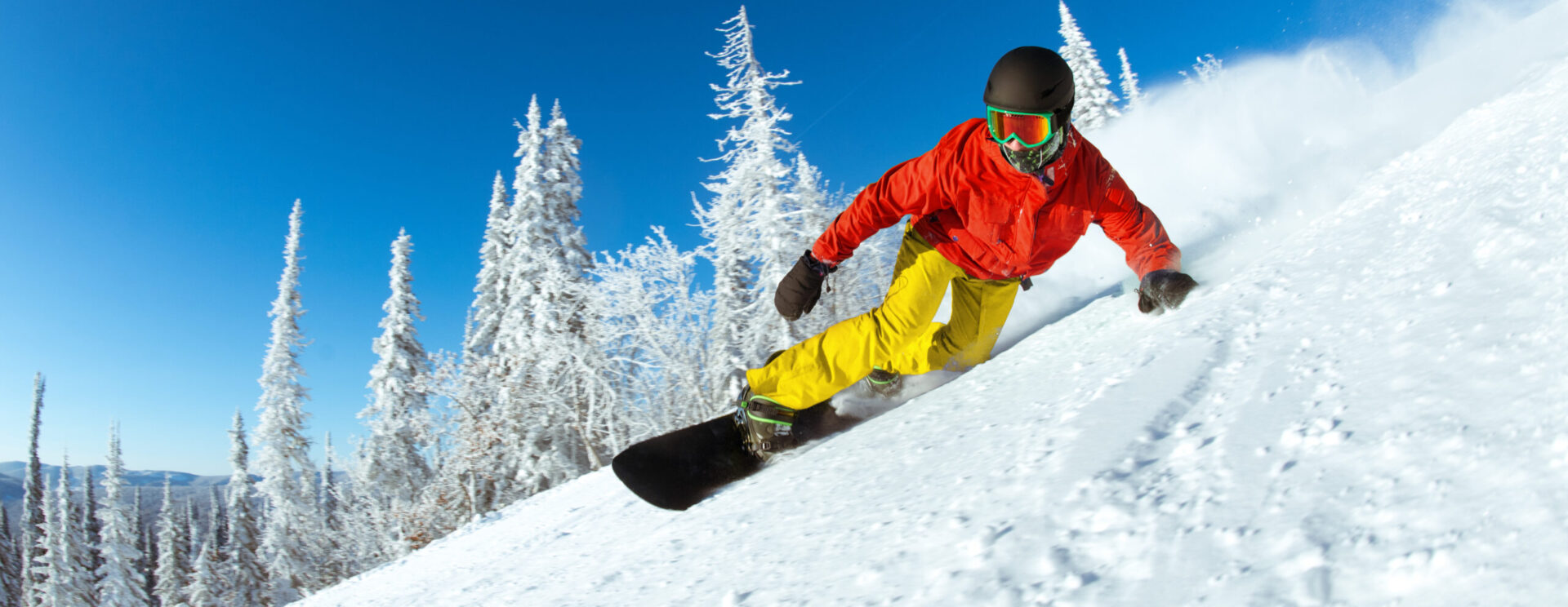 Snowboarder sur les pistes d'un domaine skiable