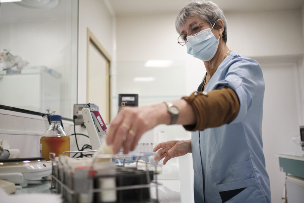 Employée du laboratoire pratiquant des analyses - Agrandir l'image, fenêtre modale