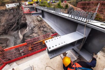 Pose de poutres métalliques sur le pont La Barque sur la RD1075 le 31 mai 2022 - Agrandir l'image, fenêtre modale