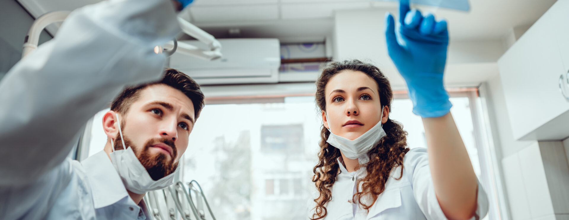 Jeunes dentistes étudiant une radiographie