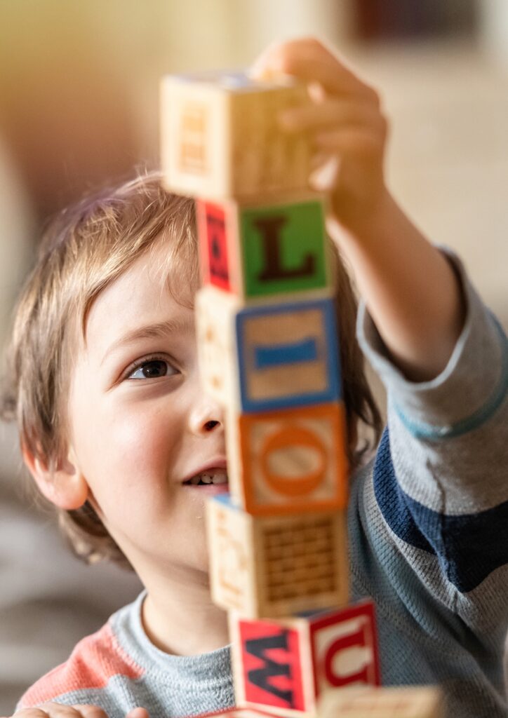 Enfant jouant à empiler des cubes - Agrandir l'image, fenêtre modale