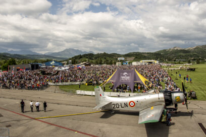 Foule rassemblée autour d'une exposition d'avions sur l'aérodrome de Gap-Tallard lors du Meeting aérien. - Agrandir l'image, fenêtre modale