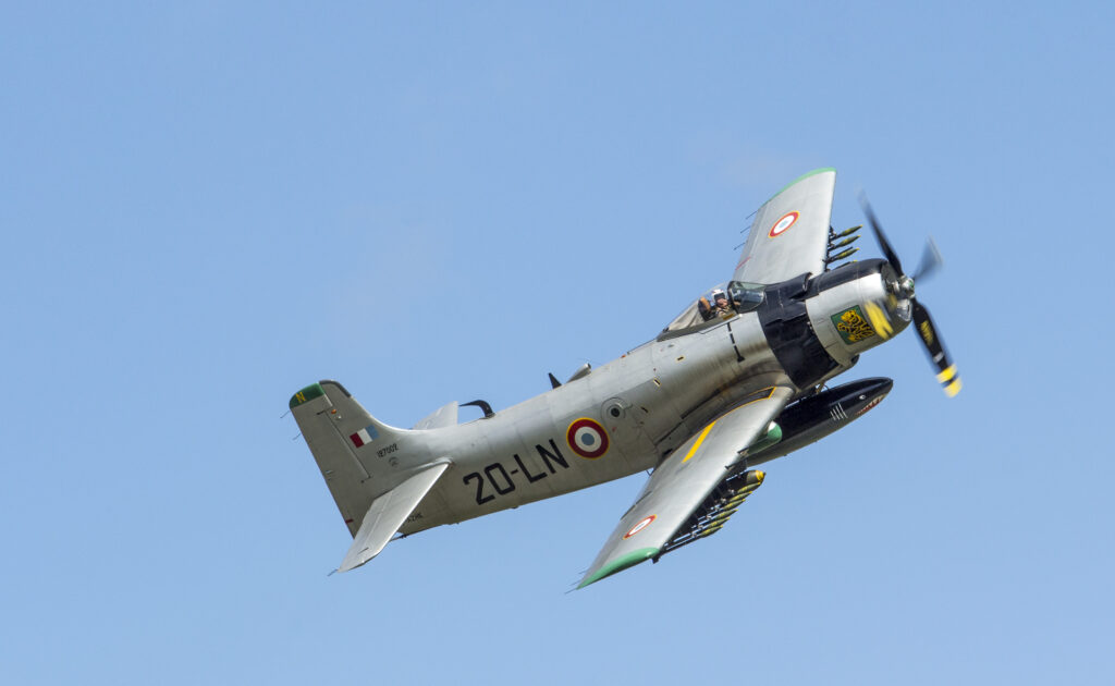 Avion en vol lors d'une démonstration pendant le Meeting aérien de Gap-Tallard - Agrandir l'image, fenêtre modale