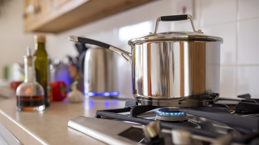 Marmite sur le feu dans une cuisine - Agrandir l'image, fenêtre modale