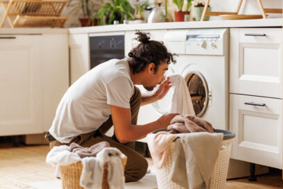 Homme triant le linge devant sa machine à laver - Agrandir l'image, fenêtre modale