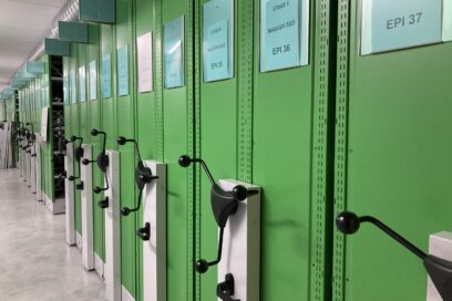 Des étagères mobiles comportant les nombreux documents classés aux Archives départementales - Agrandir l'image, fenêtre modale