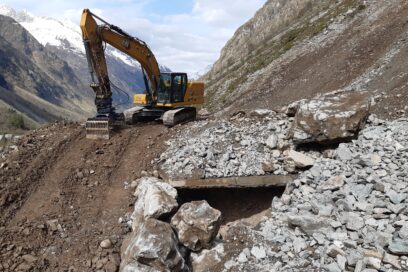 Une pelle mécanique en action dans Le Gioberney - Agrandir l'image, fenêtre modale