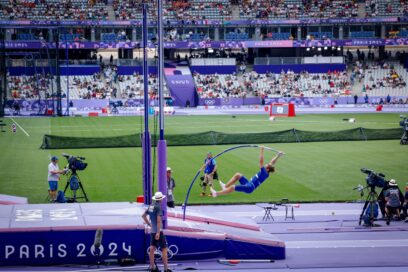 robin emig s'élance aux jeux olympiques de Paris 2024 pour son passage en saut à la perche - Agrandir l'image, fenêtre modale