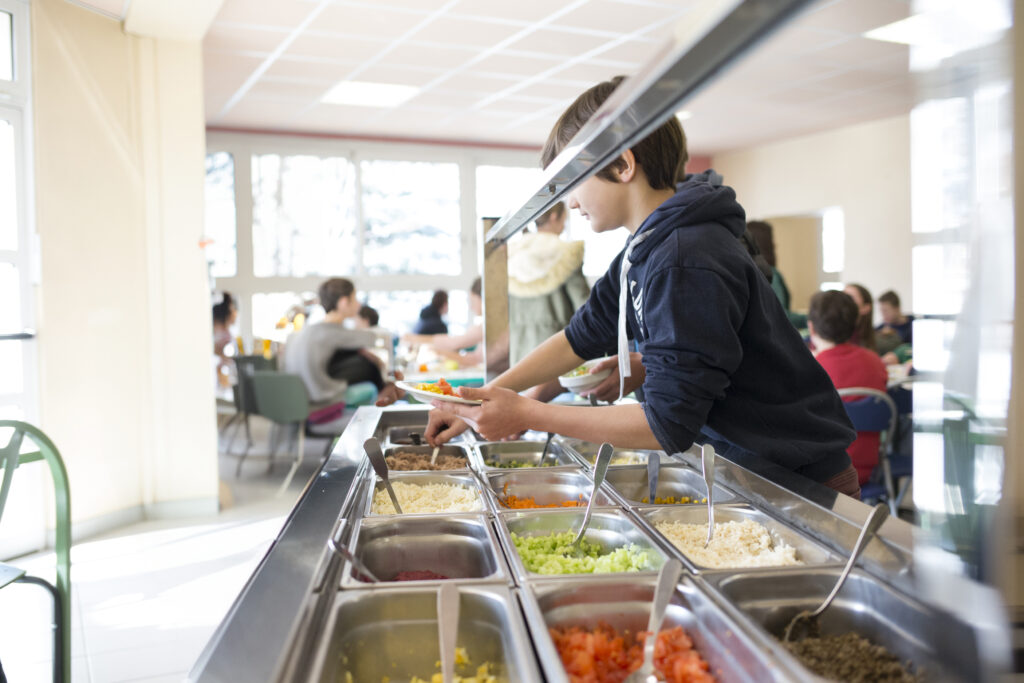 Un élève se sert en crudités dans un bar à salade installé dans le restaurant d'un collège du Département - Agrandir l'image, fenêtre modale