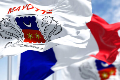 Drapeau de Mayotte et drapeau français flottant au vent - Agrandir l'image, fenêtre modale