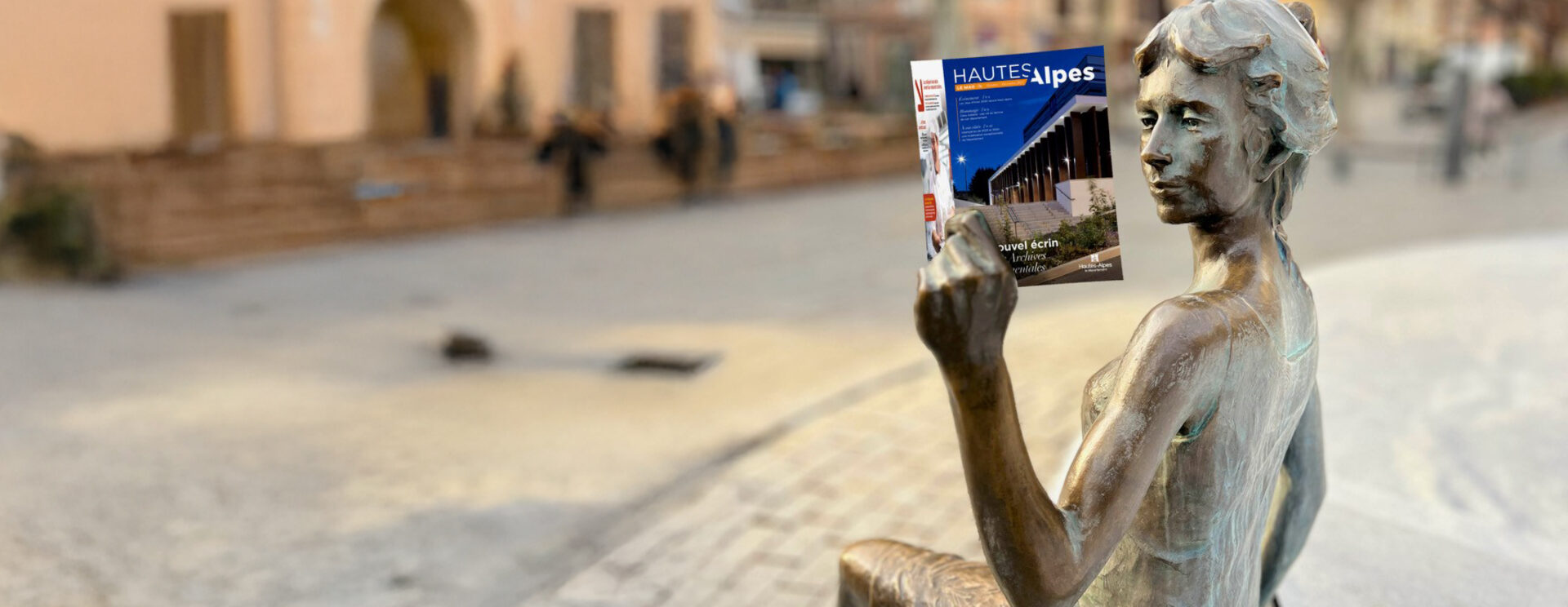 Montage photo de la statue "La liseuse" à Gap lisant un exemplaire du Magazine départemental