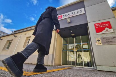 femme qui rentre dans la maison départementale des personnes handicapées à gap - Agrandir l'image, fenêtre modale