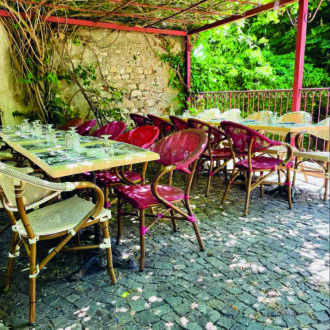 Un espace restauration extérieur au château de Montmaur