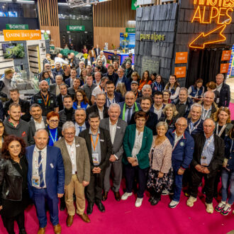 Elus et exposants qui regardent tous le photographe au salon de l'agriculture pour la soirée hautes-alpes