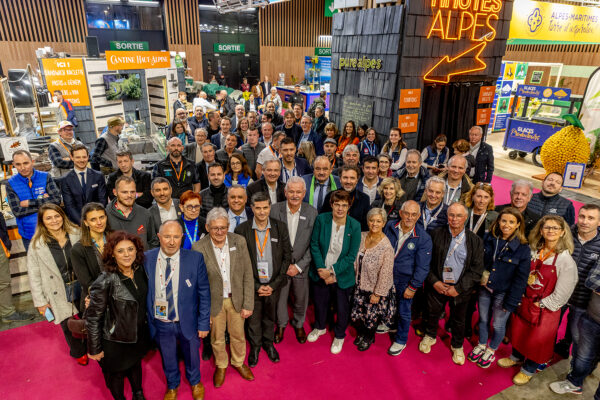 Elus et exposants qui regardent tous le photographe au salon de l'agriculture pour la soirée hautes-alpes