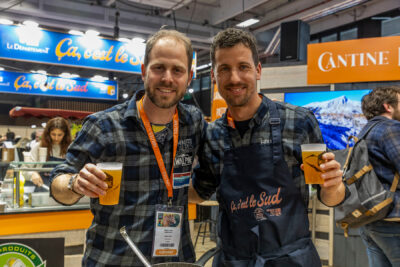 Deux hommes avec chacun une bière à la main au salon de l'agriculture - Agrandir l'image 17 sur 19, fenêtre modale