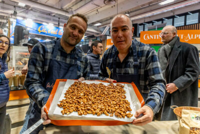 deux hommes qui présentent des amandes enrobées au salon de l'agriculture - Agrandir l'image 14 sur 19, fenêtre modale