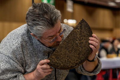 Homme qui sent une moitié de meule de fromage - Agrandir l'image 11 sur 19, fenêtre modale