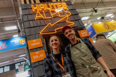 Couple de producteurs qui posent devant le loho Hautes-Alpes au salon de l'agriculture - Agrandir l'image 18 sur 19, fenêtre modale