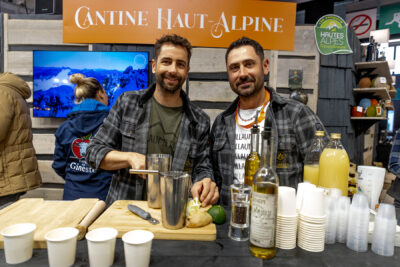 Deux exposants au salon de l'agriculture qui servent des cocktails de génépi - Agrandir l'image 5 sur 19, fenêtre modale