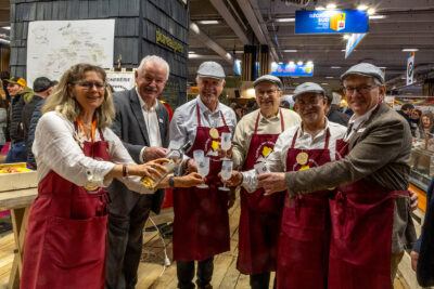 Les élus des hautes-alpes qui trinquent avec du vin haut-alpin au salon de l'agriculture - Agrandir l'image 4 sur 19, fenêtre modale