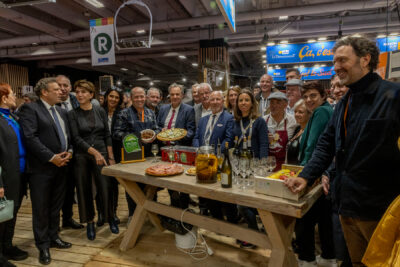 groupe de personnes au salon de l'agriculture autour d'une table remplie de produit du territoire haut-alpin - Agrandir l'image 3 sur 19, fenêtre modale