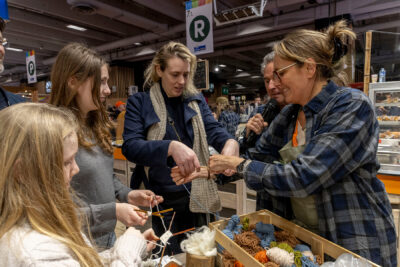 4 femmes qui tricotent et touchent de la laine colorée au salon de l'agriculture - Agrandir l'image 2 sur 19, fenêtre modale