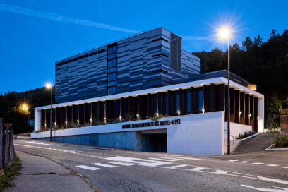 La façade de nuit du nouveau bâtiment des Archives départementales - Agrandir l'image, fenêtre modale